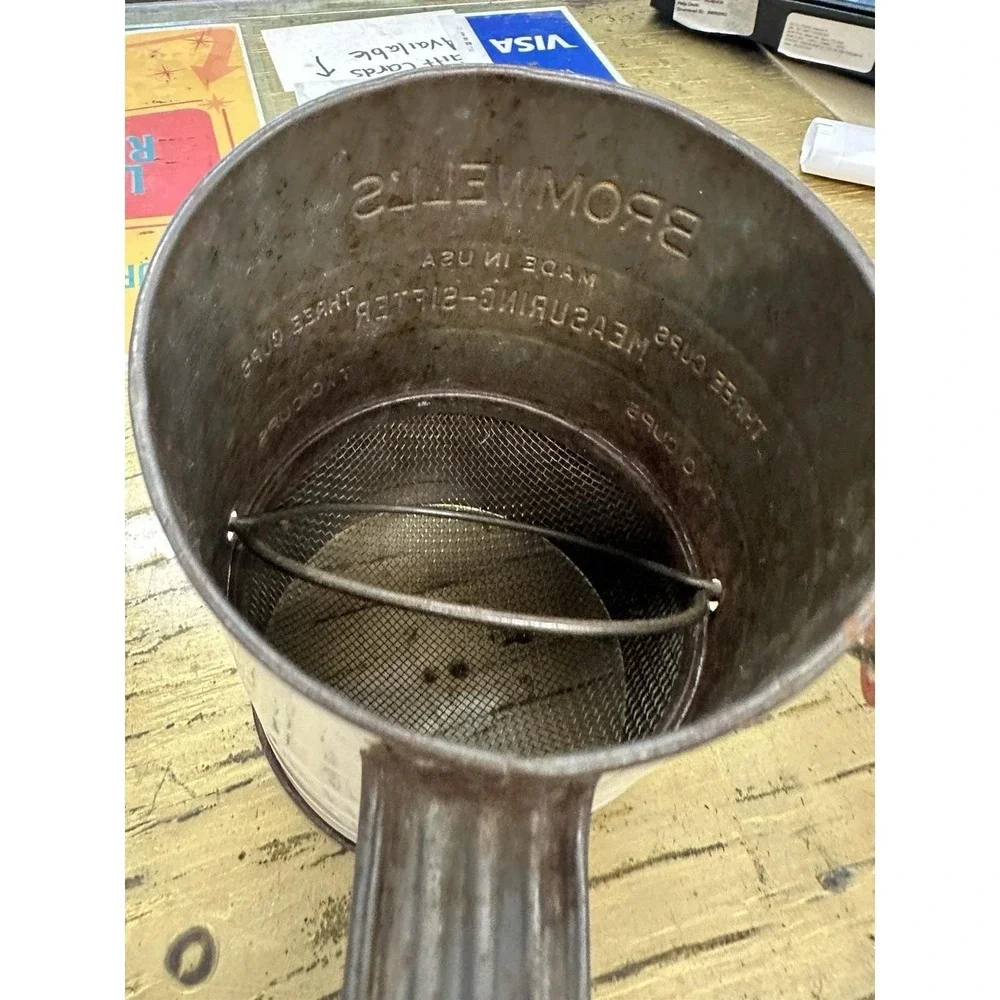 Vintage Bromwell's APPLE Measuring 3-Cup Flour Sifter Off White With Apples